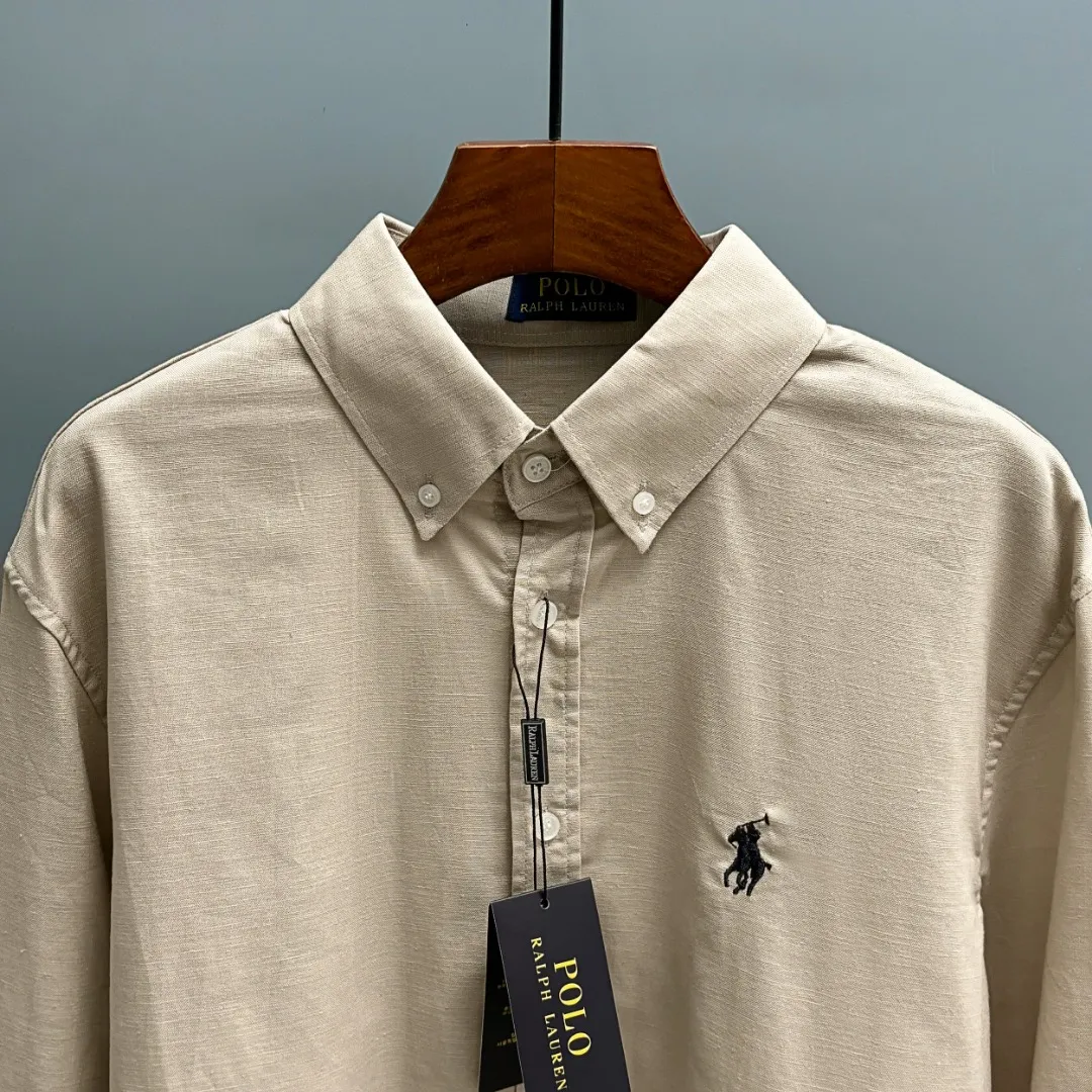 🅿️220 Ralph Lauren/Ralph Lauren early autumn linen embroidered shirt is made of custom-made natural plant fiber linen fabric with a unique bamboo texture. It has a simple and simple beauty. It has a loose fit and a three-dimensional upper body. The lines are smooth and natural. From the shoulder line to the waist line to the hem, the line transition is smooth. There are no unnecessary folds or accumulation. The whole body is neat and stretched. The chest is embellished with the iconic pony embroidery. Simple but highly recognizable. The color transition of the embroidery thread is natural. The stitches are even and uniform in size. The stitches can also connect naturally and the lines are smooth and not stiff. Size: S M L XL